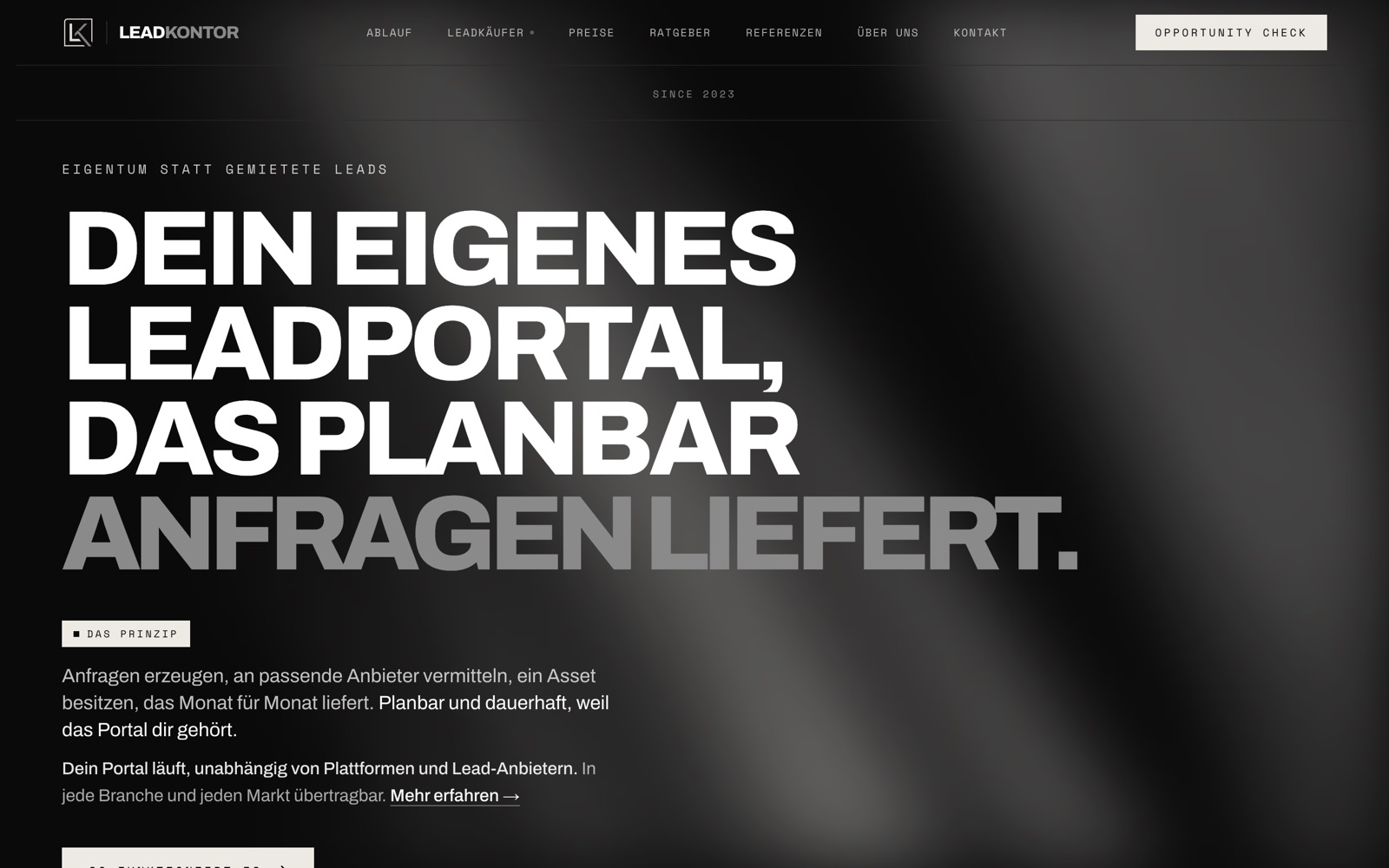 Startseite von Leadkontor: schwarze Bühne mit der Überschrift „Dein eigenes Leadportal, das planbar Anfragen liefert“.