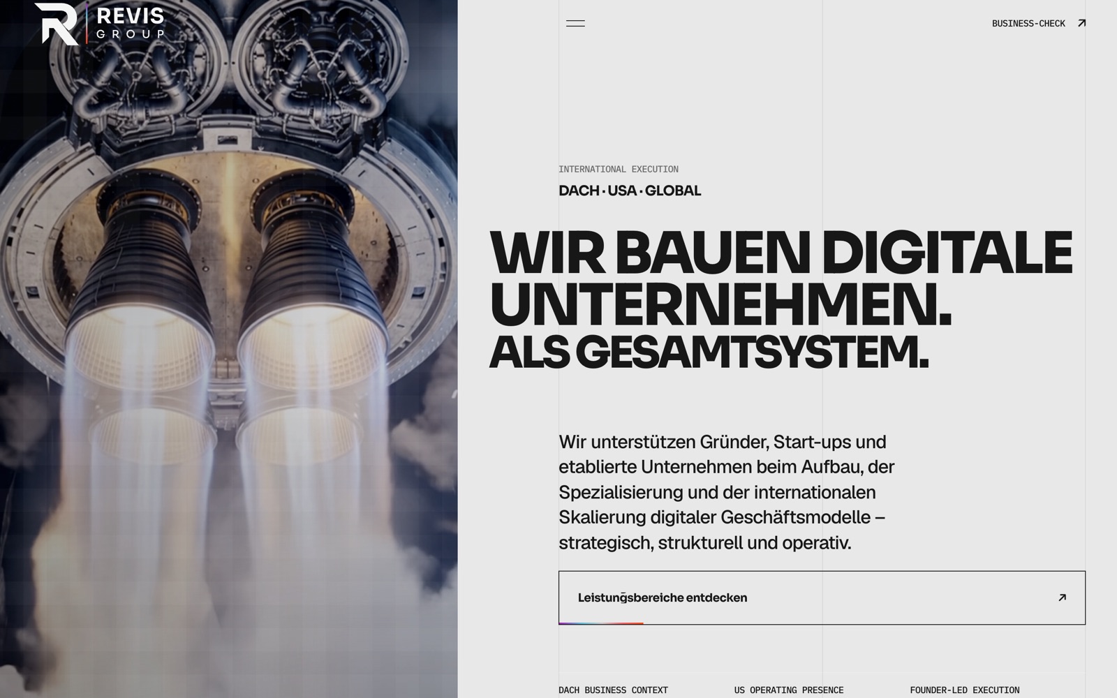 Startseite der Revis Group: geteilter Bildschirm mit startendem Raketentriebwerk links und der Überschrift „Wir bauen digitale Unternehmen. Als Gesamtsystem.“ rechts.